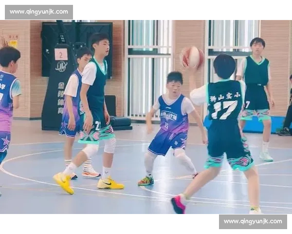 激情四溢的篮球赛场团结与拼搏并存展现青春风采